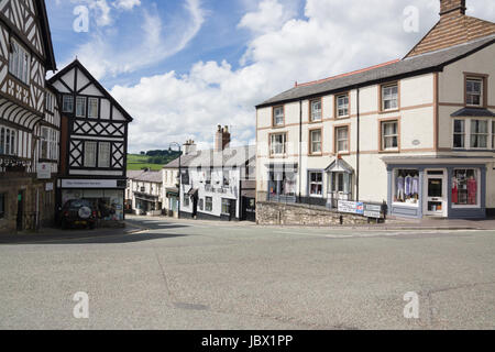 En Ruthin Clwyd street avec ses boutiques pittoresques et des bâtiments historiques, y compris la tête de sanglier public house Banque D'Images