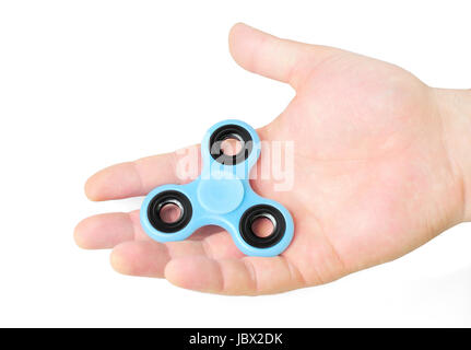 Homme hand holding blue fidget spinner à palm, isolé sur fond blanc Banque D'Images