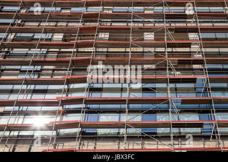 Détail d'un échafaudage sur un chantier de construction de gratte-ciel à Belgrade, Serbie, par un après-midi ensoleillé Photo d'un échafaudage sur le chantier de construction de Banque D'Images