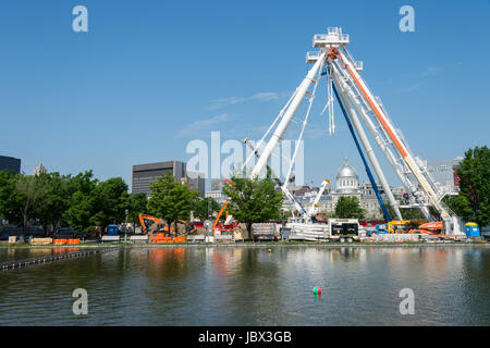 Montréal, Canada - 12 juin 2017 : roue d'observation géante est en construction au Vieux Port de Montréal Banque D'Images