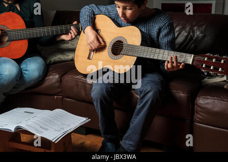 Vie de vraies personnes-privé cours de guitare à la maison,UK Banque D'Images