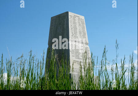 Un monument en pierre sur le dessus de Last Stand Hill pour commémorer les 220 soldats, les scouts et les civils qui sont tombés à la bataille de Little Bighorn, Mt en 1876 Banque D'Images