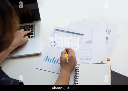 L'homme d'affaires et secrétaire de l'inspecteur des finances de faire rapport, le calcul ou la vérification de l'équilibre. Inspecteur de l'Internal Revenue Service contrôle de document. Un Banque D'Images