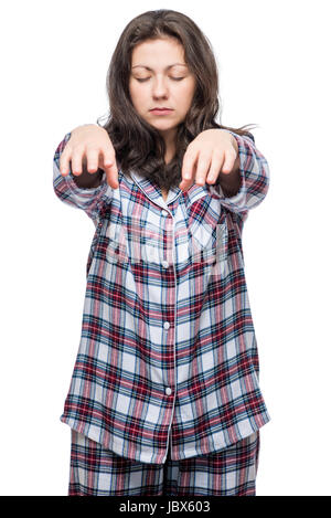 Femme endormie se promène autour de la maison dans un état de somnambulisme, portrait en pyjama sur un fond blanc Banque D'Images