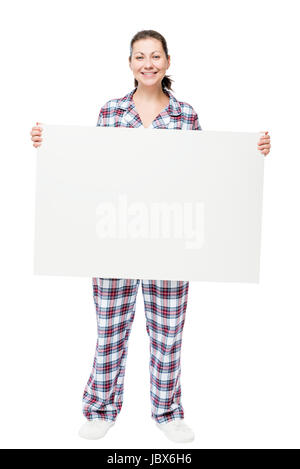 Femme heureuse en pyjama est titulaire d'un énorme poster devant un fond blanc Banque D'Images