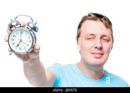 Portrait d'un homme à l'extérieur de l'accent, de pair avec un réveil dans l'accent sur un fond blanc Banque D'Images