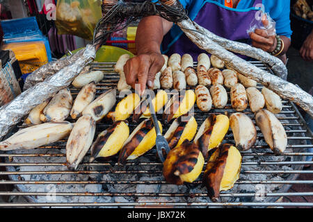 BANGKOK, THAÏLANDE - 24 avril : femme vendant bananes grillées Chinatown à Bangkok le 24 avril 2016 à Bangkok, Thaïlande. Banque D'Images