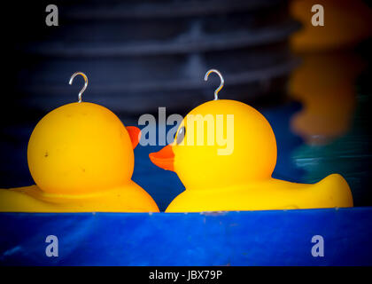 Canards en plastique à partir d'un crochet pour enfants "un canard" jeu à Kirtlington Fête Fête foraine. Juin 2017 Banque D'Images