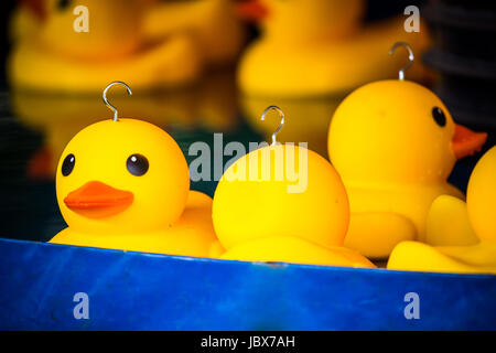 Canards en plastique à partir d'un crochet pour enfants "un canard" jeu à Kirtlington Fête Fête foraine. Juin 2017 Banque D'Images