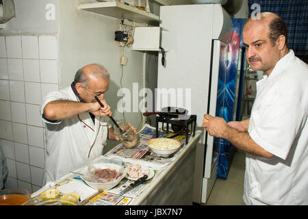 Chef travaillant dans une cuisine de restaurant Beyrouth Liban Moyen Orient Banque D'Images