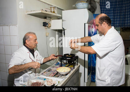 Chef travaillant dans une cuisine de restaurant Beyrouth Liban Moyen Orient Banque D'Images