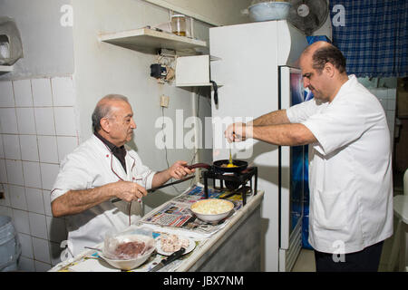 Chef travaillant dans une cuisine de restaurant Beyrouth Liban Moyen Orient Banque D'Images