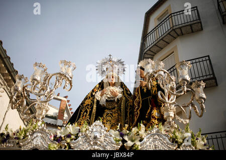 Une image de la Vierge Marie et Saint John est affiché durant la semaine de Pâques à Baeza, Jaén Province, Andalusia, Spain Banque D'Images