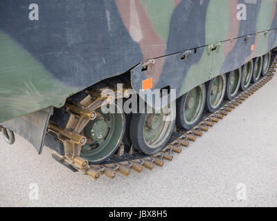 ALMERE, Pays-Bas - 12 avril 2014 : les roues et les chenilles d'un véhicule de combat blindé militaire néerlandais de l'afficheur pendant la première journée de la sécurité nationale qui a eu lieu dans la ville d'Almere Banque D'Images
