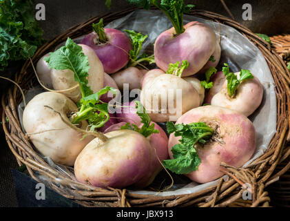 Navets frais dans le panier Banque D'Images