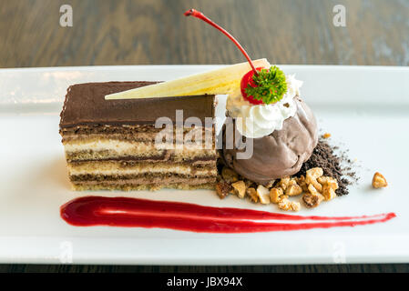 Gateau opéra avec glace au chocolat Banque D'Images