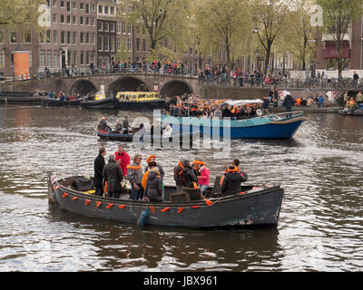 Bateaux à Kings day sur Nieuwe Herengracht, Amsterdam, Hollande du Nord, Pays-Bas Banque D'Images