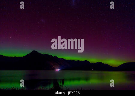 Aurora Australis et Milky Way sur le lac Wakatipu, Kinloch, Nouvelle-Zélande Île du Sud Banque D'Images