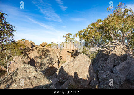 L'attraction touristique populaire de Hanging Rock. Un groupe de roches volcaniques au sommet d'une colline dans la Macédoine, Victoria, Australie Banque D'Images