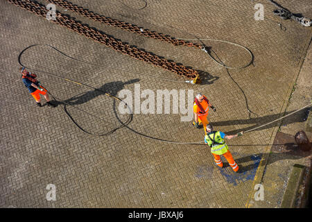 Les dockers du navire amarré hawser à shoreside bitt à quai à quai du port Banque D'Images