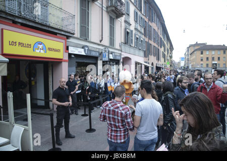 Breaking Bad's Los Pollos Hermanos ouvre à Milan pendant deux jours comprend : Los Pollos Hermanos Où : Milan, Italie Quand : 12 mai 2017 Credit : IPA/WENN.com **Uniquement disponible pour publication au Royaume-Uni, USA, Allemagne, Autriche, Suisse** Banque D'Images