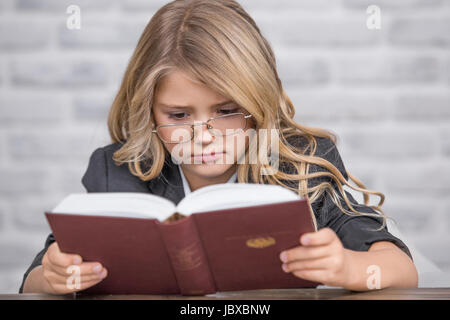 Petite fille aux devoirs de l'étude smart student Banque D'Images