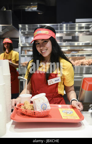 Breaking Bad's Los Pollos Hermanos ouvre à Milan pour 2 jours comprend : Los Pollos Hermanos Où : Milan, Italie Quand : 12 mai 2017 Credit : IPA/WENN.com **Uniquement disponible pour publication au Royaume-Uni, USA, Allemagne, Autriche, Suisse** Banque D'Images