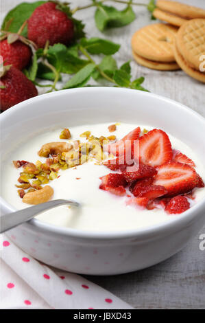 Soupe glacée de babeurre yogourt grec avec fraises et pistaches, noix de cajou. Servir avec des biscuits croustillants. Tir vertical. Banque D'Images