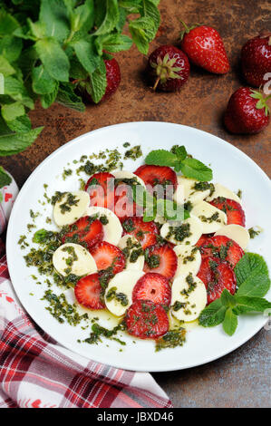 Collation légère caprese avec fraises et pesto de menthe mozzarella habillé Banque D'Images