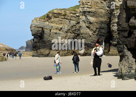 Cornemuse espagnole piper aux spectacles sur la plage des Cathédrales en Galice, dans le Nord de l'Espagne. La côte cantabrique, de la Galice, Espagne. Banque D'Images