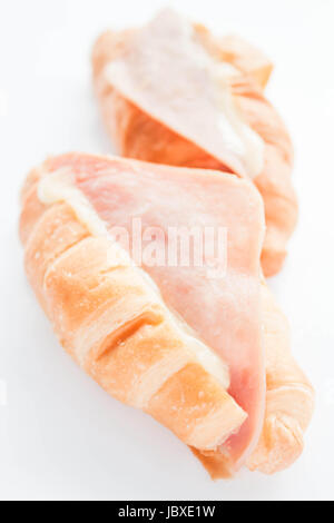 De délicieux croissants au jambon fromage isolé sur fond blanc Banque D'Images