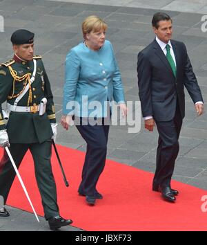 Le Président mexicain Enrique Pena Nieto escorts la chancelière allemande Angela Merkel pour une revue de la garde d'honneur pendant la cérémonie de bienvenue au Palais National à Los Pinos, 9 juin 2017 à Mexico, Mexique. Banque D'Images