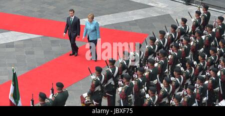 Le Président mexicain Enrique Pena Nieto escorts la chancelière allemande Angela Merkel pour une revue de la garde d'honneur pendant la cérémonie de bienvenue au Palais National à Los Pinos, 9 juin 2017 à Mexico, Mexique. Banque D'Images