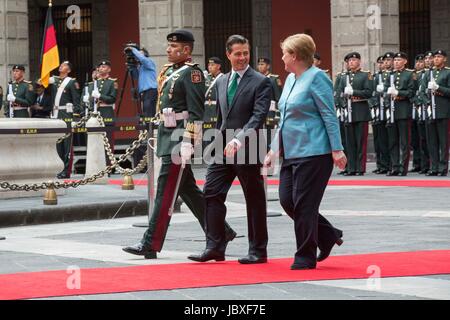 Le Président mexicain Enrique Pena Nieto escorts la chancelière allemande Angela Merkel pour une revue de la garde d'honneur pendant la cérémonie de bienvenue au Palais National à Los Pinos, 9 juin 2017 à Mexico, Mexique. Banque D'Images