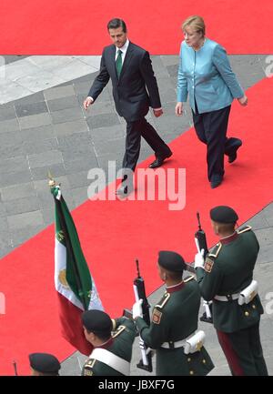 Le Président mexicain Enrique Pena Nieto escorts la chancelière allemande Angela Merkel pour une revue de la garde d'honneur pendant la cérémonie de bienvenue au Palais National à Los Pinos, 9 juin 2017 à Mexico, Mexique. Banque D'Images