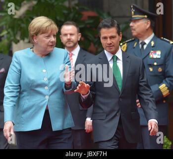 Le Président mexicain Enrique Pena Nieto escorts la Chancelière allemande, Angela Merkel à la suite de la cérémonie de bienvenue au Palais National à Los Pinos, 9 juin 2017 à Mexico, Mexique. Banque D'Images