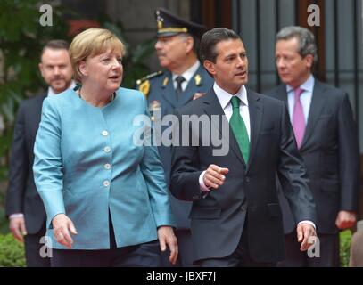 Le Président mexicain Enrique Pena Nieto escorts la Chancelière allemande, Angela Merkel à la suite de la cérémonie de bienvenue au Palais National à Los Pinos, 9 juin 2017 à Mexico, Mexique. Banque D'Images