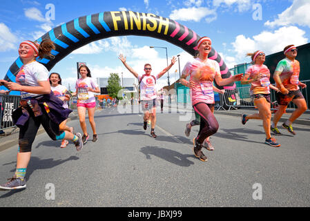 Color Run London, à Wembley Park. Arcade de finition. Coureurs Banque D'Images