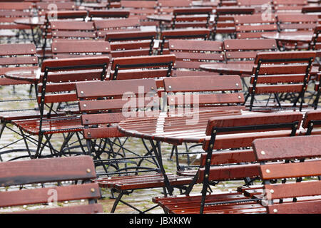 Piscine wet tables et chaises en bois sous la pluie. L'horizontale Banque D'Images