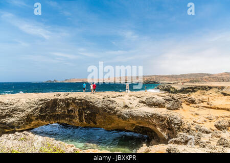 Vue sur le pont naturel sur la côte d'Aruba Banque D'Images