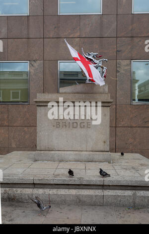 Alors qu'un culte de fleurs et messages continuent de croître dix jours après l'attaque terroriste sur London Bridge et Borough Market, le Griffin marquant la frontière la plus au sud de la ville de Londres - la capitale's financial district - a été drapé du drapeau anglais (aka la croix de saint Georges), le 12 juin 2017 à Londres, en Angleterre. Près de la frontière la plus au sud de la ville de Londres, où l'tLondoners et les visiteurs de la capitale laisser leurs émotions et de défi des poèmes et des messages personnels sur post-it. Banque D'Images