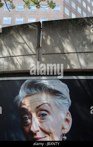Symbolisant l'âgisme et l'égalité entre les sexes dans le milieu de travail, le visage d'une dame d'âge moyen est sur le mur à l'extrémité sud du pont de Londres et s'affiche en dessous des bureaux d'entreprise, le 12 juin 2017 à Londres, en Angleterre. Banque D'Images