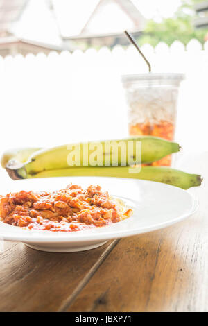 Spaghettis à la sauce tomate porc aux fruits et boissons, stock photo Banque D'Images