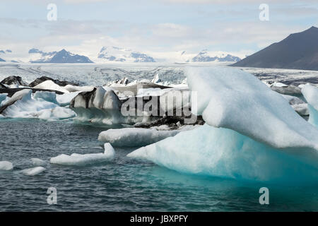 Les icebergs qui sont nés de la glacier Vatnajoekull aller leur chemin vers la mer en passant les fameux Joekulsarlon Bay Banque D'Images