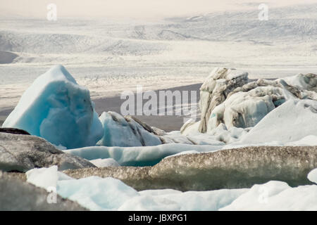 Les icebergs qui sont nés de la glacier Vatnajoekull aller leur chemin vers la mer en passant les fameux Joekulsarlon Bay Banque D'Images