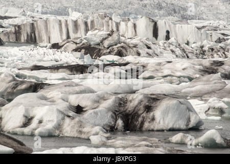 Les icebergs qui sont nés de la glacier Vatnajoekull aller leur chemin vers la mer en passant les fameux Joekulsarlon Bay Banque D'Images