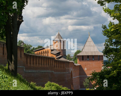 Vue sur les tours du Kremlin et le mur de brique rouge de la ville de Russie Banque D'Images