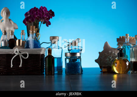 Produits de spa et de bien-être sur le fond bleu. Banque D'Images