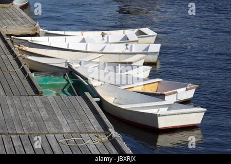 Doris liée à la pêche à la jetée de Perkins Cove, Ogunquit, Maine. Ces petits bateaux sont utilisés par les pêcheurs de homard et de leurs bateaux. Banque D'Images