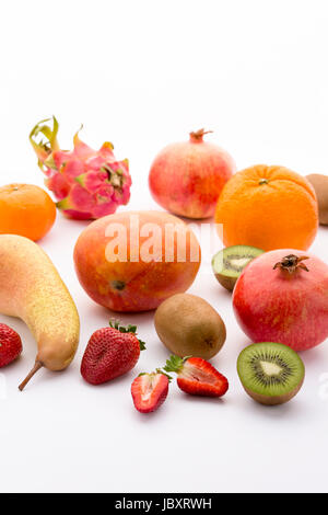 Fruits différents, à partir de la Méditerranée pour les régions tropicales et exotiques. Riche en vitamines et coloré. Fraise et kiwi de moitié. Mangue, orange, mandarine, poire, dragonfruit et grenade comme fruits entiers. Banque D'Images